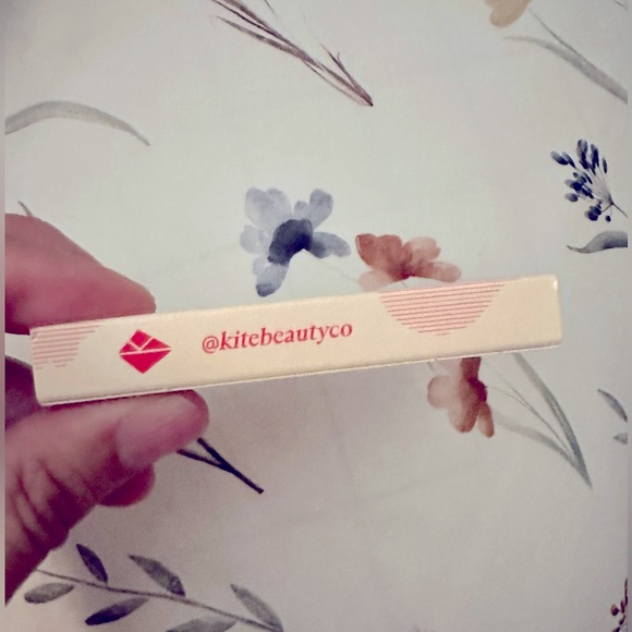 On The Glow Concealer- Shade 07 Natural Finish, Multi-Purpose, Medium-Coverage - Picture 12 of 12